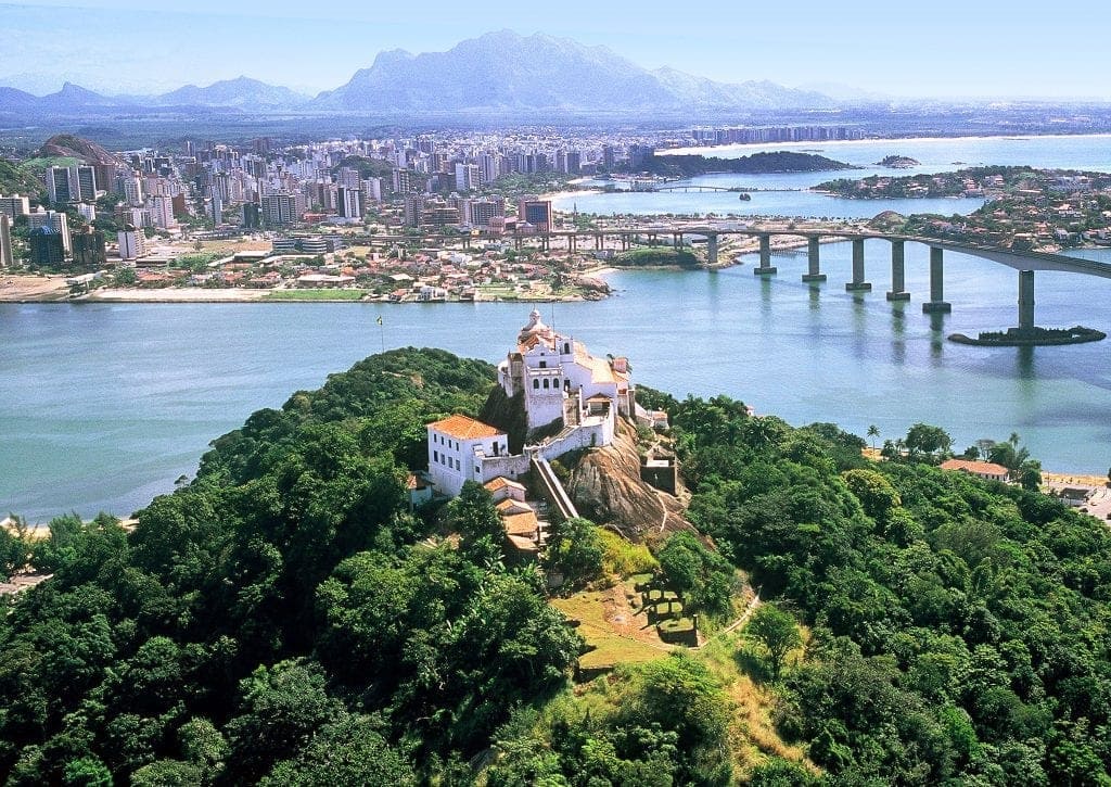 É nesse cenário que se sente ao contemplar a vista panorâmica de Vitória do alto do Convento da Penha.