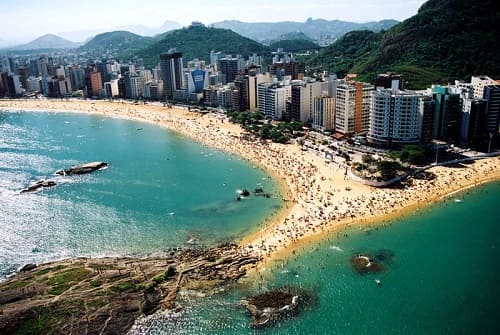 Praia da Costa, localizada em Vila Velha, no Espírito Santo, é um dos destinos mais procurados por quem visita o estado.