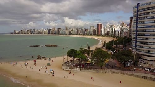 Praia da Costa está situada no município de Vila Velha, que fica a apenas 6 km de Vitória, a capital do Espírito Santo.