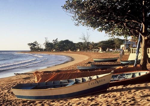 Esse refúgio à beira-mar combina natureza preservada, águas cristalinas e uma gastronomia de dar água na boca. 