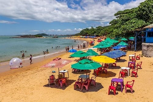 A Praia de Setiba é conhecida por sua extensa faixa de areia e águas cristalinas.