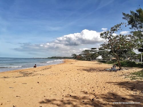 A Praia de Carapebus, situada no município da Serra, no Espírito Santo, é um destino perfeito para quem busca tranquilidade