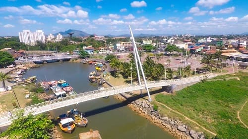 Praia de Jacaraípe: Tradição, Natureza e Diversão na Serra (ES)