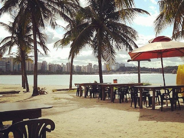 Localizada em um bairro residencial charmoso, é o destino ideal para quem busca relaxar e aproveitar a beleza natural do litoral capixaba. Praia da ilha do boi