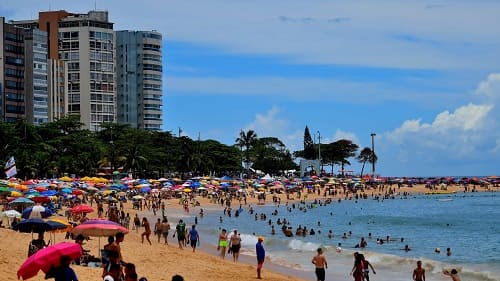 Conhecida por sua beleza natural, mar calmo e infraestrutura de qualidade, a praia oferece um ambiente perfeito. Praia da Costa 