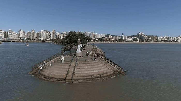 Mais de 6 km de extensão, essa praia urbanizada oferece uma combinação perfeita de lazer, esportes e gastronomia. Praia de Camburi.