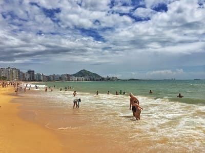 A Praia de Itapuã, situada em Vila Velha, Espírito Santo, é um verdadeiro refúgio para aqueles que buscam sossego, beleza natural e um contato direto com o mar.