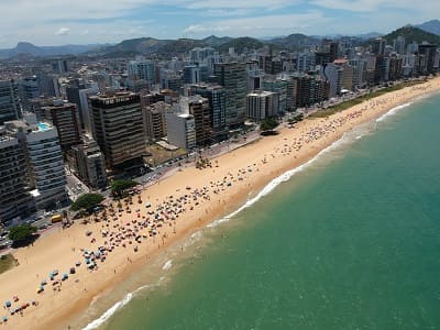 Praia de Itapuã em Vila Velha: Um Refúgio de Tradição e Beleza Natural