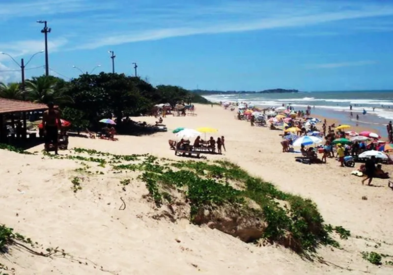 Descubra a Praia D'Ule em Guarapari, um refúgio de águas calmas e beleza natural.