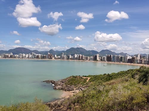 Praia do Morro.
Com cerca de 4 km de extensão, além de ser conhecida por sua 

beleza natural, destaca-se pela excelente estrutura oferecida aos visitantes.
