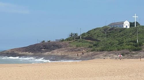  Praia da Baleia vem de uma formação rochosa que, vista de longe, lembra o formato de uma baleia.