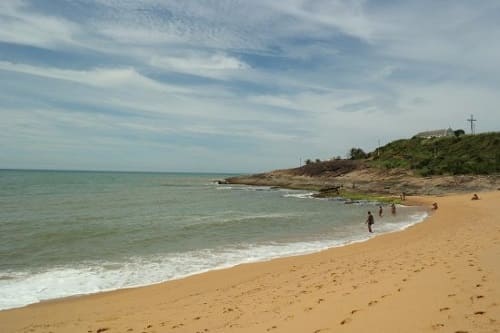 Localizada em Vila Velha, Espírito Santo, a Praia da Baleia é um destino perfeito para quem busca relaxar em um ambiente sereno e repleto de história.