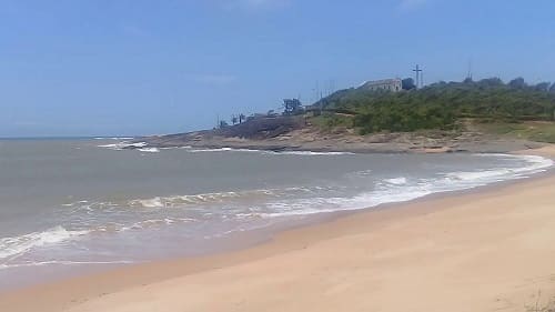 A Praia da Baleia está localizada no bairro Praia da Baleia, uma região tranquila e residencial de Vila Velha. Dessa forma, para chegar até lá