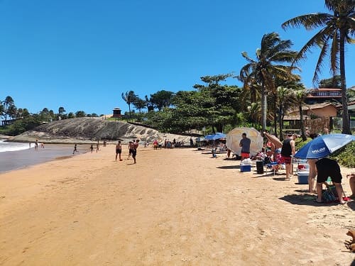 A Praia dos Adventistas é considerada uma das mais belas de Guarapari, e não é difícil entender o porquê.

Com aproximadamente 145 metros de faixa de areia, ela é ideal para caminhadas relaxantes à beira-mar.