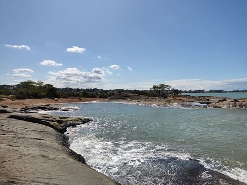 Localizada ao lado do condomínio Alphaville e a cerca de 6 km da Praia do Morro, a Praia do Boião não possui quiosques ou ambulantes, sendo importante trazer seus próprios acessórios de praia.