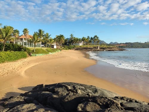 Para quem gosta de explorar novos destinos, uma pequena trilha de pedras conecta a Praia dos Adventistas à Praia da Aldeia e à Praia dos Ventos.