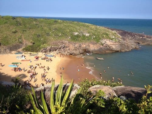 Praia da Barra do Jucu, em Vila Velha - ES: cultura, beleza natural e tradição capixaba em um só destino.